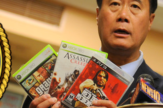 Leland Lee présentant plusieurs jeux qu'il considère comme trop violents